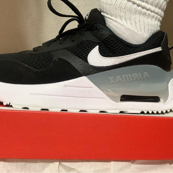 Nike - Picture 3 of 4